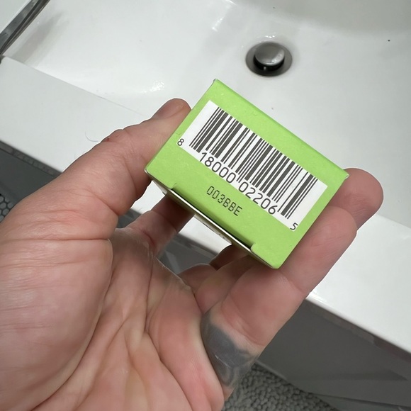 NIB peach & lily gel cleanser 30 ml - Picture 2 of 3